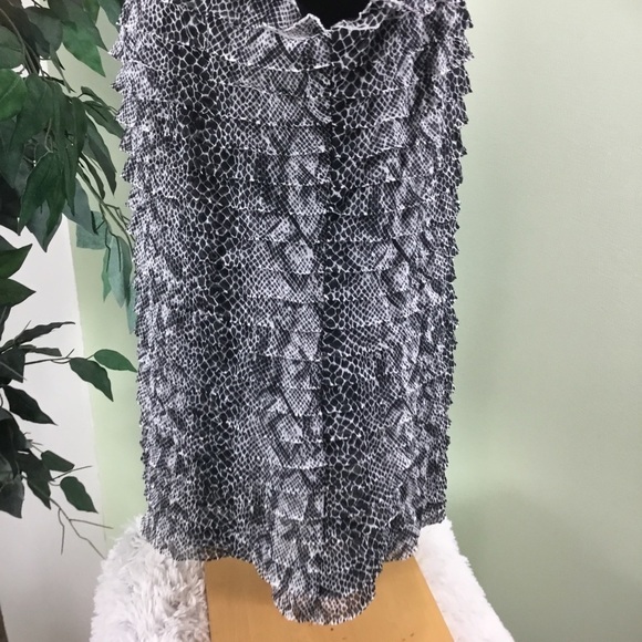 Notations large black and white layered ruffled sleeveless top
Fully lin… - Picture 10 of 14